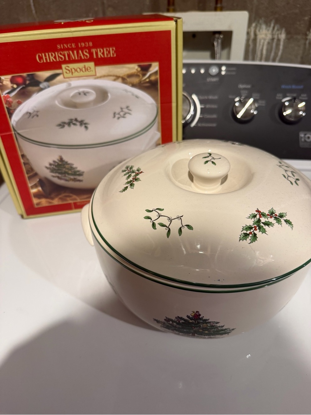 Spode Christmas Tree Covered deep Casserole